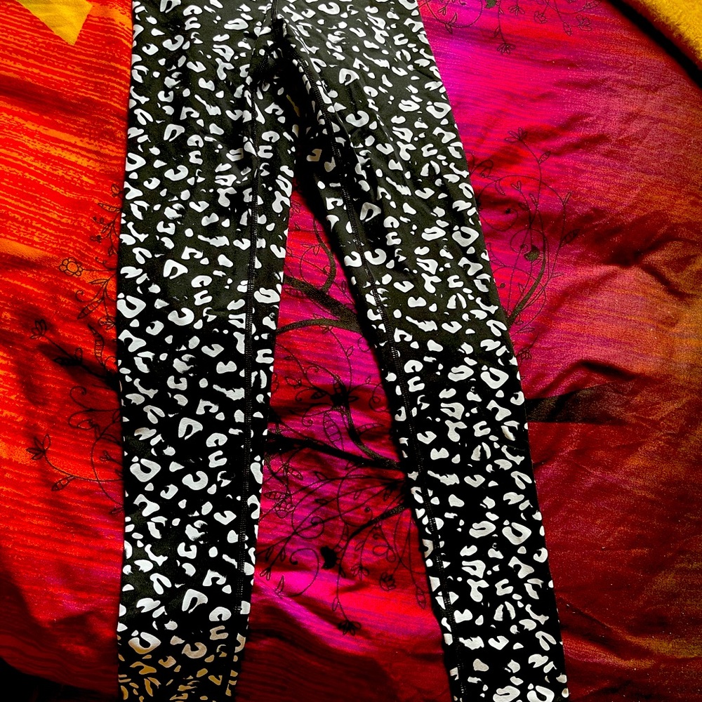 Muscle Nation XS Leggings bum scrunch! Flattering on butt